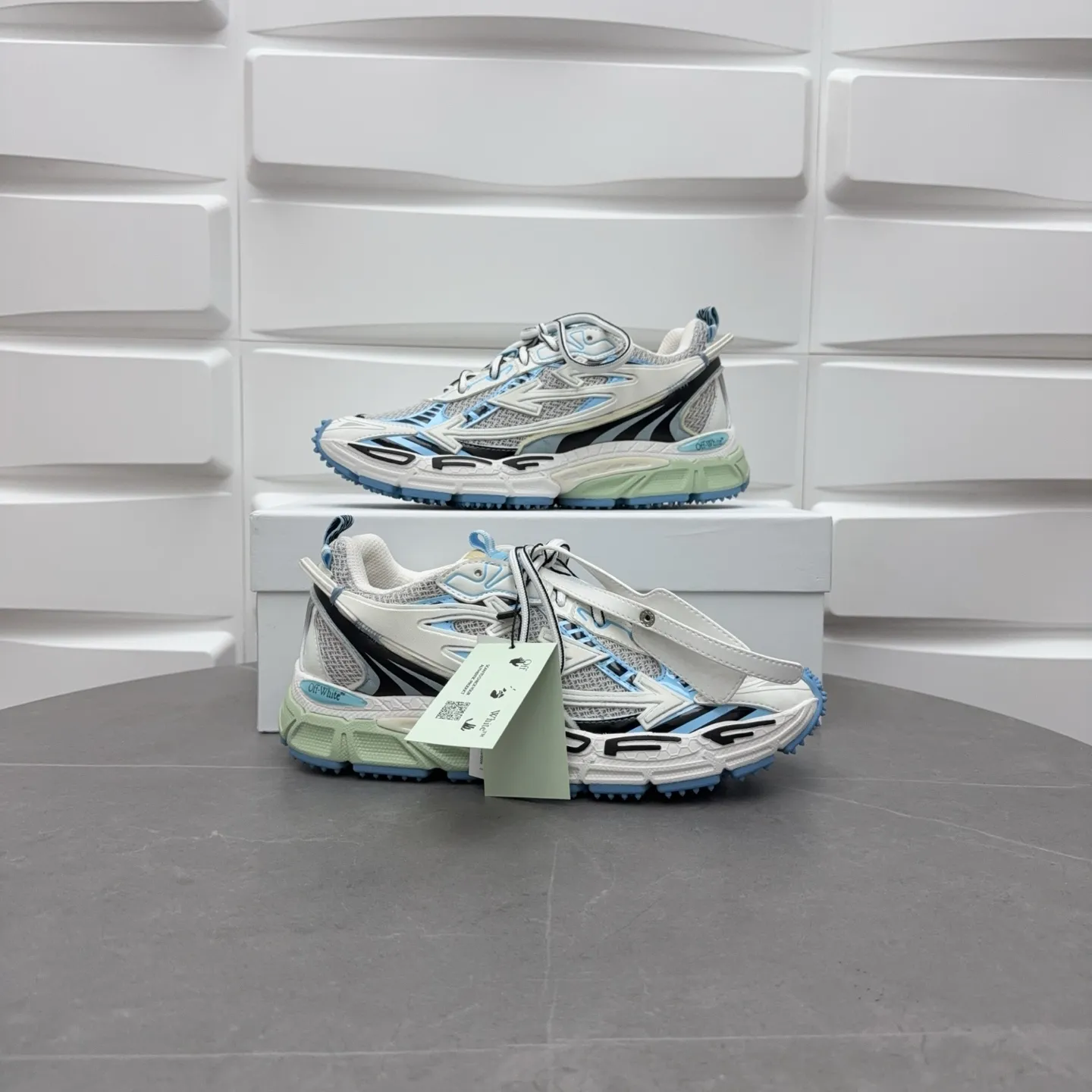 【off- white】P: 720💰Couple style👫, Size: 35-44 (Male 38.45.46 custom-made) High-quality version👊"Out of office" series original mold opening, original lasting, production process 1:1 original version ➰OFF GREY) OFF-WHITE Be Right Back Couple style👫Round toe lace-up arrow pattern low-top lifestyle casual shoes green. A running shoe called the "Be Right Back" sneaker. The design of this sneaker is inspired by Japanese sports aesthetics and craftsmanship, with running performance and principles at its core.